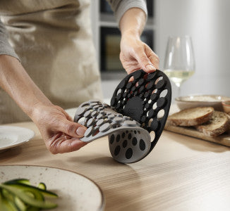 Joseph Joseph Spot-On Set of 2 Silicone Trivets Round – Grey - 3