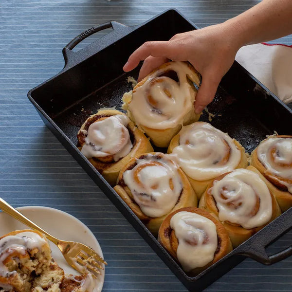 Lodge Cast Iron Roasting Dish with Silicone Grips - 23cm x 33cm - 1